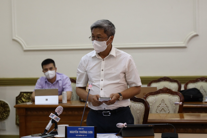 Thứ trưởng Nguyễn Trường Sơn: Ưu tiên phân bổ vắc-xin phòng Covid-19 cho TP HCM - Ảnh 1.