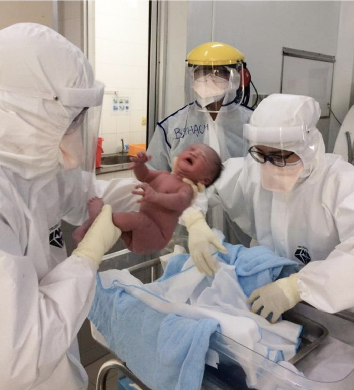 TP HCM: Thêm bé trai chào đời ở bệnh viện điều trị Covid-19 - Ảnh 1.