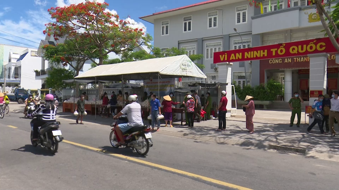 CLIP: Giám đốc Công an An Giang trao hơn 40 tấn gạo cho dân nghèo - Ảnh 2.