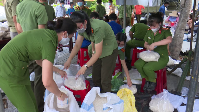 CLIP: Giám đốc Công an An Giang trao hơn 40 tấn gạo cho dân nghèo - Ảnh 3.