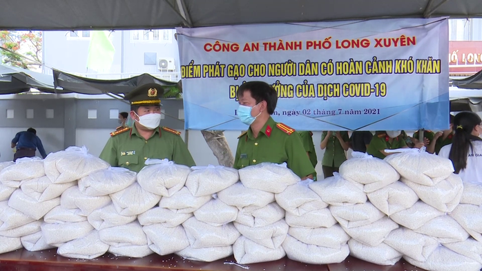 CLIP: Giám đốc Công an An Giang trao hơn 40 tấn gạo cho dân nghèo - Ảnh 5.