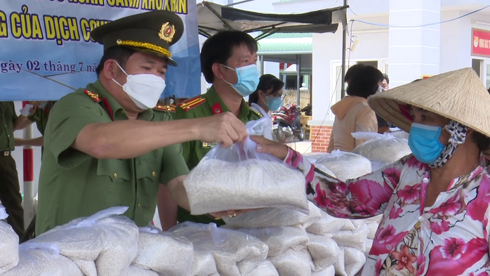 CLIP: Giám đốc Công an An Giang trao hơn 40 tấn gạo cho dân nghèo - Ảnh 6.