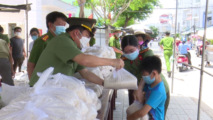 CLIP: Giám đốc Công an An Giang trao hơn 40 tấn gạo cho dân nghèo - Ảnh 7.