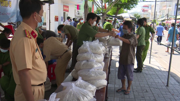 CLIP: Giám đốc Công an An Giang trao hơn 40 tấn gạo cho dân nghèo - Ảnh 8.