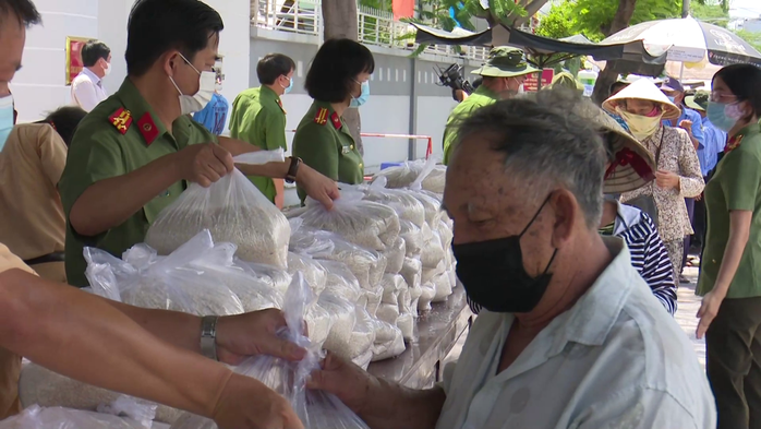 CLIP: Giám đốc Công an An Giang trao hơn 40 tấn gạo cho dân nghèo - Ảnh 9.