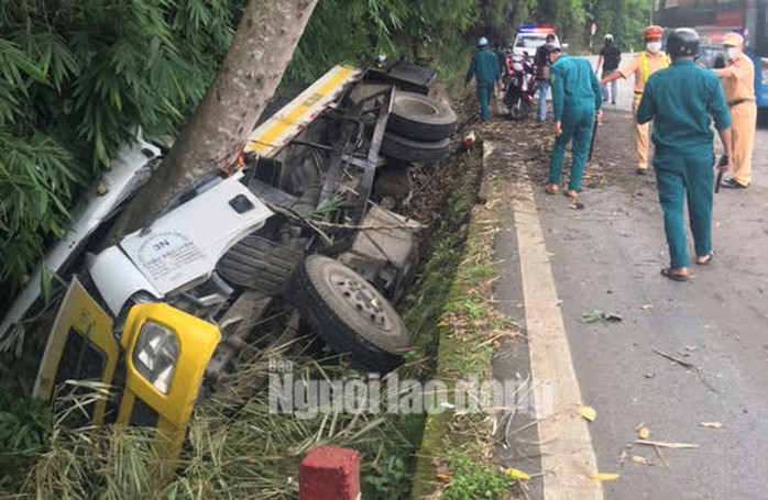 Lật xe trên đèo Bảo Lộc, 2 người tử vong tại chỗ - Ảnh 2.