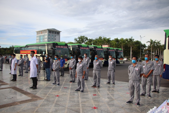 Quảng Nam đưa xe đón đồng hương, mang theo 100 tấn nông sản hỗ trợ TP HCM - Ảnh 10.
