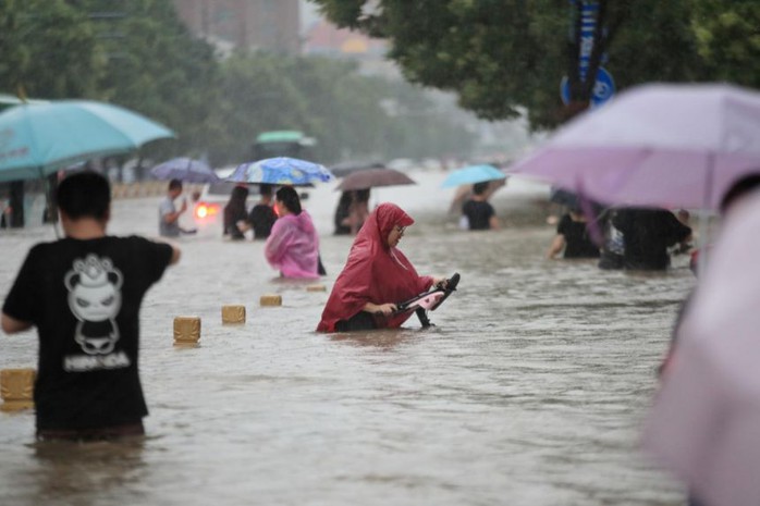 Trung Quốc: Đường phố thành sông, nước ngập tới ngực hành khách đi tàu hỏa - Ảnh 3.