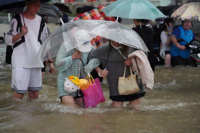 Trung Quốc: Đường phố thành sông, nước ngập tới ngực hành khách đi tàu hỏa - Ảnh 4.