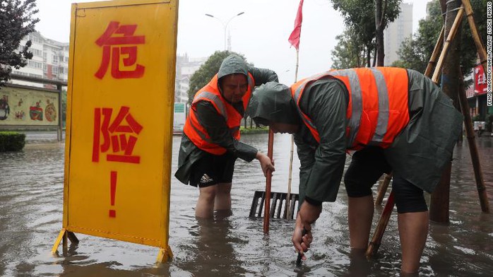 Trung Quốc cho nổ đê để giải phóng nước lũ - Ảnh 6.