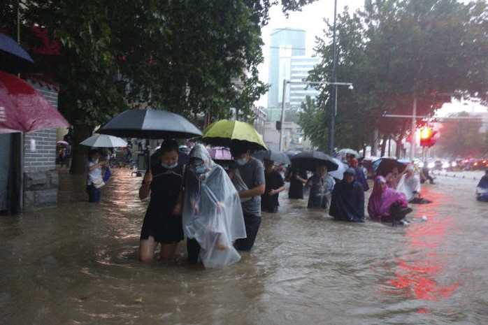 Trung Quốc: Đường phố thành sông, nước ngập tới ngực hành khách đi tàu hỏa - Ảnh 7.