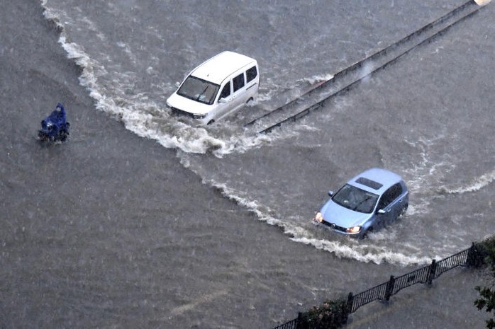 Trung Quốc: Đường phố thành sông, nước ngập tới ngực hành khách đi tàu hỏa - Ảnh 9.