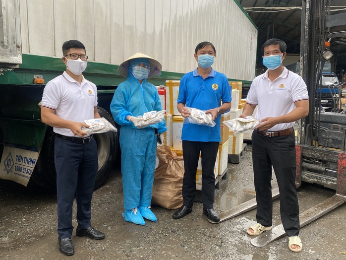 Quảng Bình góp 27,5 tấn tôm cá cùng công nhân TP HCM chống dịch - Ảnh 2.