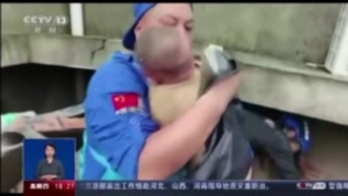 Trung Quốc: Người mẹ chết cứng khi cứu con khỏi sạt lở - Ảnh 3.
