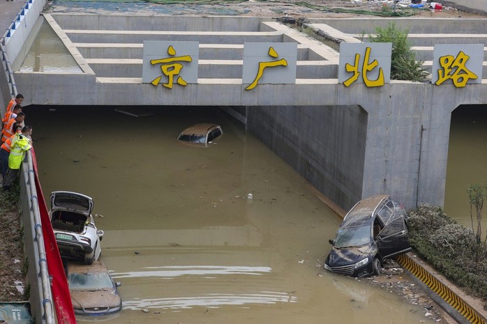 Bi kịch bên trong đường hầm Trung Quốc bị mưa lũ nhấn chìm - Ảnh 1.