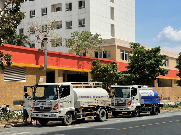 Sawaco nỗ lực cung cấp nước sạch miễn phí cho Khu cách ly tập trung, Bệnh viện dã chiến điều trị Covid-19 tại TP HCM - Ảnh 2. Sawaco nỗ lực cung cấp nước sạch miễn phí cho Khu cách ly tập trung, Bệnh viện dã chiến điều trị Covid-19 tại TP HCM - Ảnh 2.