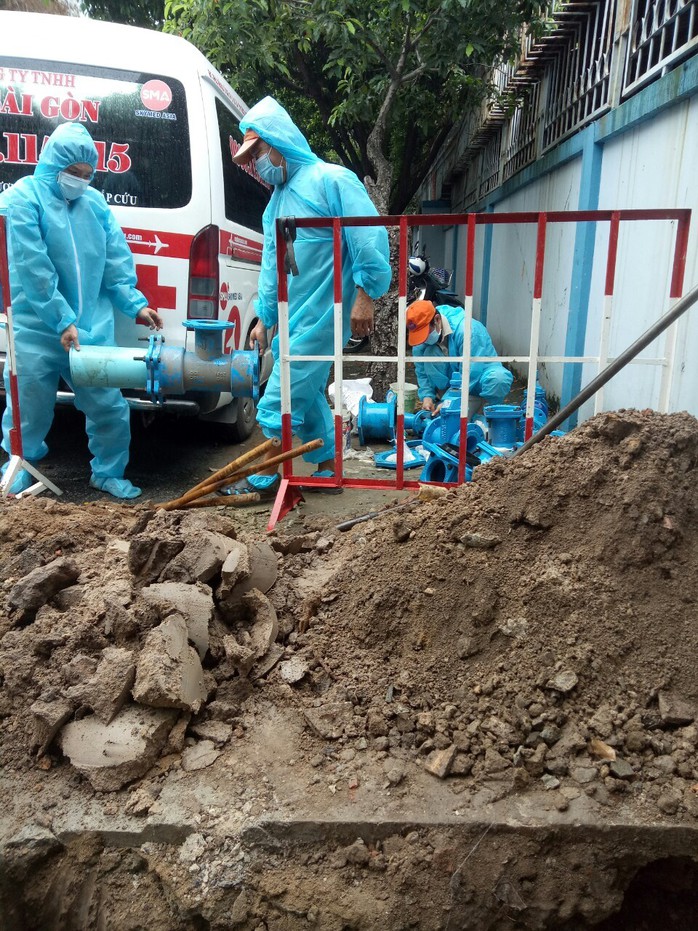 Sawaco nỗ lực cung cấp nước sạch miễn phí cho Khu cách ly tập trung, Bệnh viện dã chiến điều trị Covid-19 tại TP HCM - Ảnh 4. Sawaco nỗ lực cung cấp nước sạch miễn phí cho Khu cách ly tập trung, Bệnh viện dã chiến điều trị Covid-19 tại TP HCM - Ảnh 4.