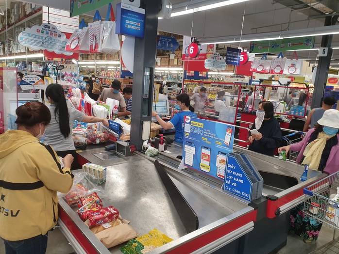 Khánh Hòa: Tạm ngừng hoạt động chợ truyền thống, dân đổ xô đi siêu thị gom hàng - Ảnh 1.