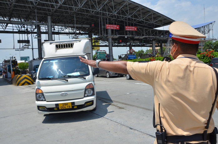 Hà Nội phát hiện 4 ca dương tính SARS-CoV-2, rà soát được 3.913 người ho, sốt - Ảnh 1.