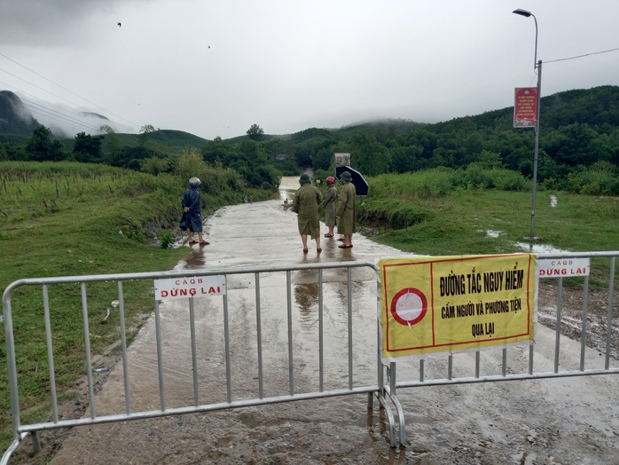 Mưa lớn gây ngập lụt chia cắt nhiều thôn, bản ở Quảng Bình - Ảnh 2.