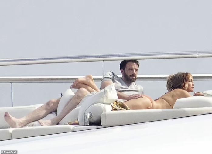 Jennifer Lopez - Ben Affleck tình tứ trên du thuyền - Ảnh 1.