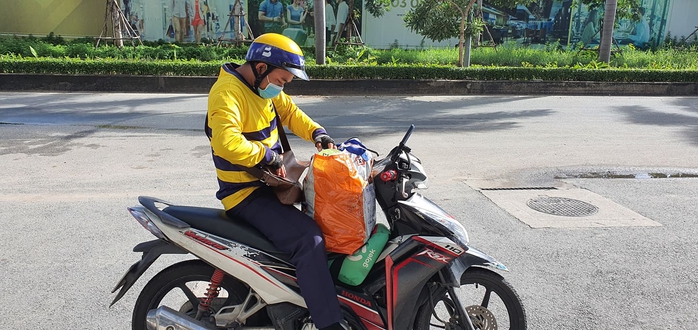 Sàn thương mại điện tử, ứng dụng giao hàng… gấp rút làm thẻ tên, băng tay cho shipper - Ảnh 1.