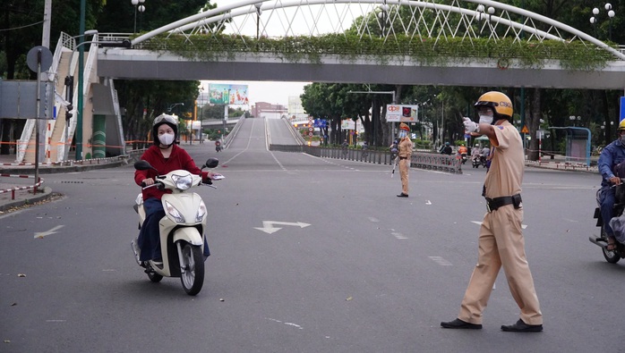 Xử phạt việc ra đường sau 18 giờ: “Biết sai nhưng phải đi vì tính mạng của chồng” - Ảnh 1.