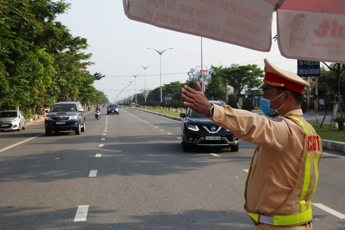 Tráo tài xế, xe tải chở hàng từ TP HCM vượt chốt kiểm soát vào Đà Nẵng - Ảnh 1.