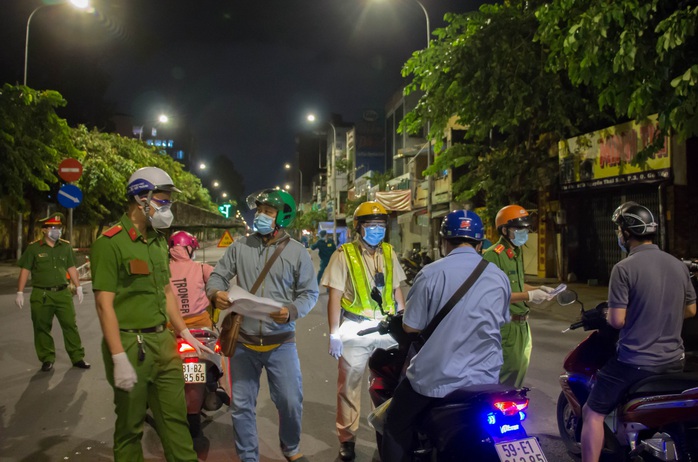 Xử phạt việc ra đường sau 18 giờ: “Biết sai nhưng phải đi vì tính mạng của chồng” - Ảnh 2.