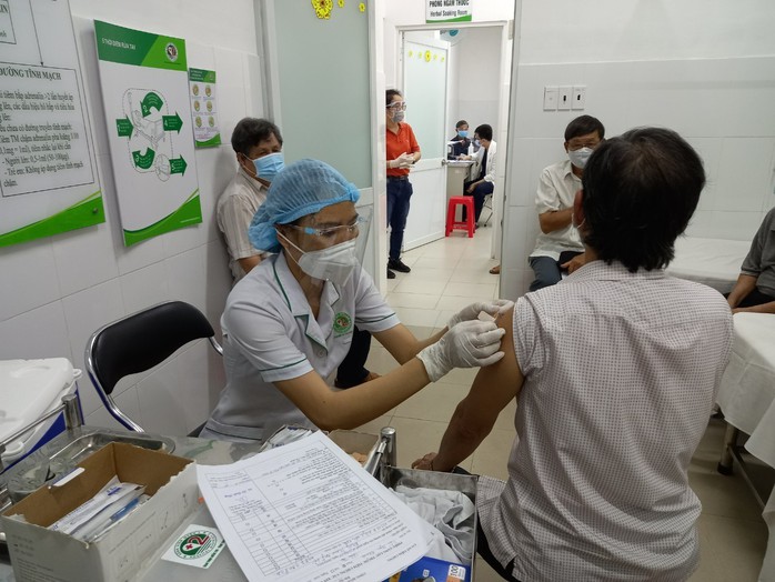 Việt Nam chưa tiêm vắc-xin Covid-19 cho đối tượng dưới 18 tuổi - Ảnh 1.