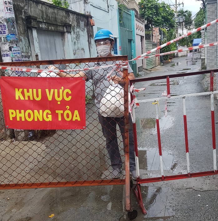 TP HCM: Thêm phương thức mua hàng mới cho người dân khu phong tỏa - Ảnh 1.