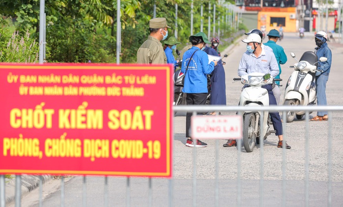 CLIP: Phường đầu tiên ở Hà Nội kiểm soát 2.500 “phiếu đi đường” của người dân - Ảnh 7.