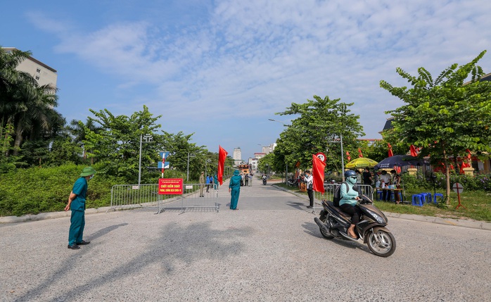 CLIP: Phường đầu tiên ở Hà Nội kiểm soát 2.500 “phiếu đi đường” của người dân - Ảnh 6.