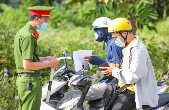 CLIP: Phường đầu tiên ở Hà Nội kiểm soát 2.500 “phiếu đi đường” của người dân - Ảnh 3.