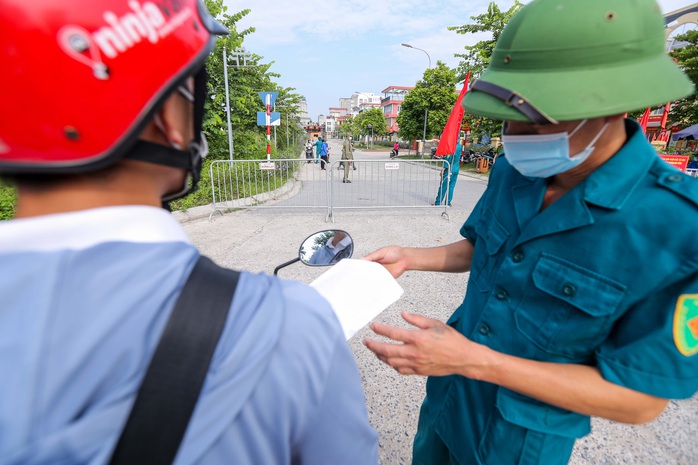 CLIP: Phường đầu tiên ở Hà Nội kiểm soát 2.500 “phiếu đi đường” của người dân - Ảnh 9.