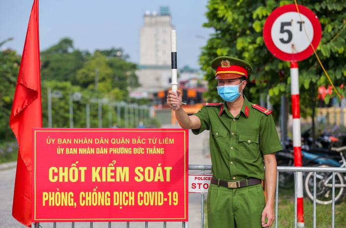 CLIP: Phường đầu tiên ở Hà Nội kiểm soát 2.500 “phiếu đi đường” của người dân - Ảnh 2.