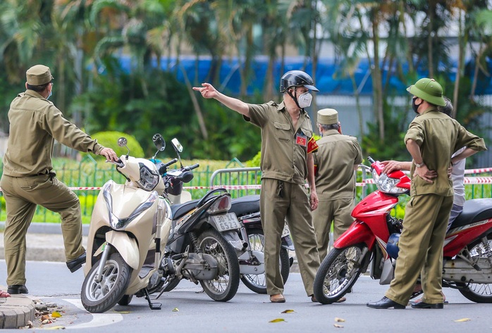 Tạm phong toả 1 trung tâm thương mại ở phố Bà Triệu liên quan ca nhiễm SARS-CoV-2 - Ảnh 17.