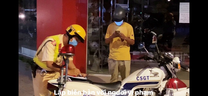 CLIP: Cận cảnh xử phạt người dân vi phạm ra đường sau 18 giờ ở Tiền Giang - Ảnh 2.