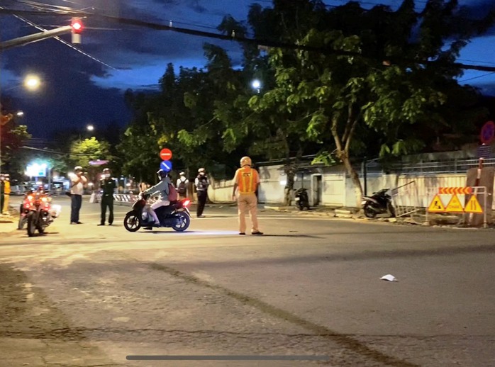 CLIP: Cận cảnh xử phạt người dân vi phạm ra đường sau 18 giờ ở Tiền Giang - Ảnh 5.