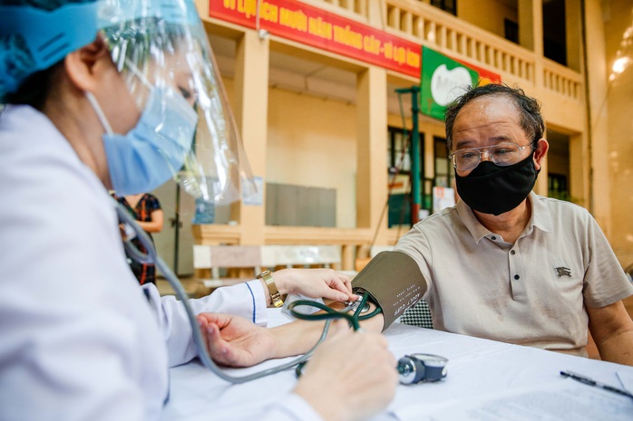 CLIP: Hà Nội bắt đầu tiêm vắc-xin Covid-19 diện rộng cho người dân - Ảnh 4.