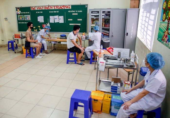 CLIP: Hà Nội bắt đầu tiêm vắc-xin Covid-19 diện rộng cho người dân - Ảnh 18.