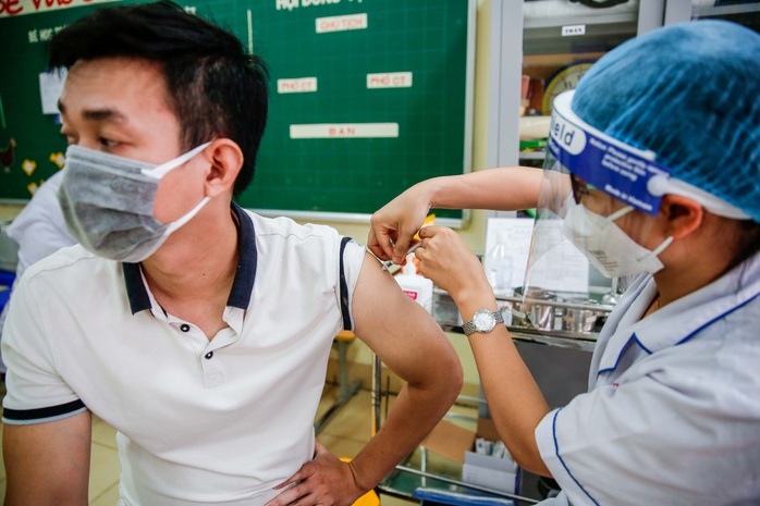 CLIP: Hà Nội bắt đầu tiêm vắc-xin Covid-19 diện rộng cho người dân - Ảnh 6.