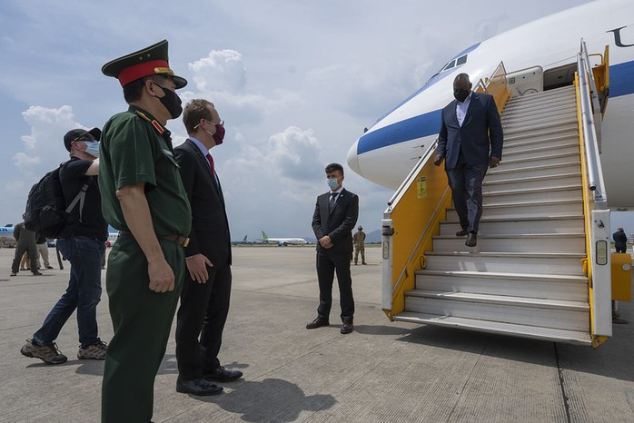 Bộ trưởng Quốc phòng Mỹ bắt đầu thăm chính thức Việt Nam - Ảnh 1.