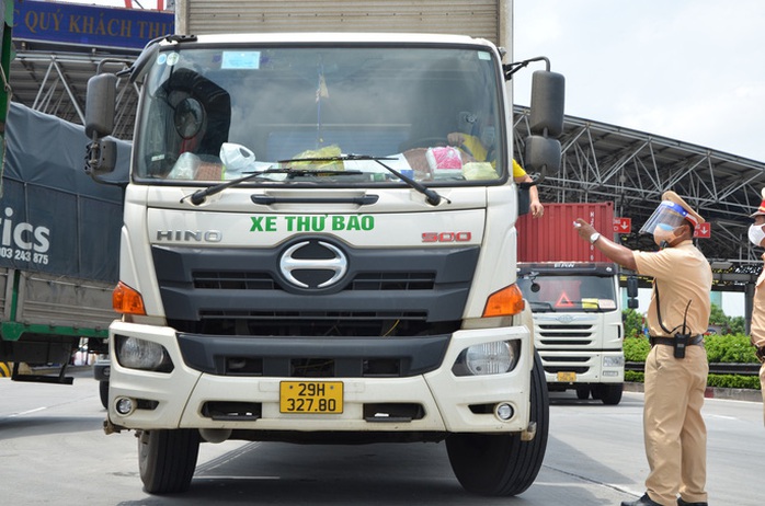 Phó Thủ tướng yêu cầu không kiểm tra phương tiện chở hàng hoá tại chốt kiểm soát dịch - Ảnh 1.