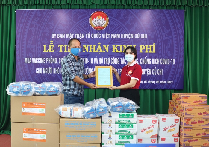 Thực phẩm miễn phí cùng cả nước chống dịch đến với người dân quận 5 và huyện Củ Chi - Ảnh 3.