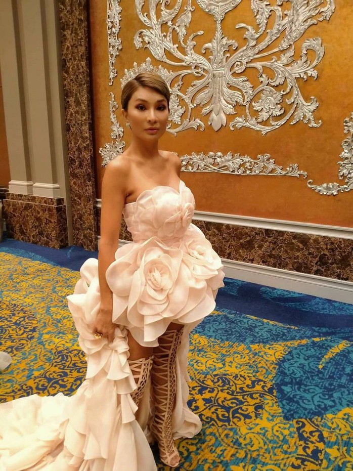 Hoa hậu chuyển giới đầu tiên của Thái Lan qua đời ở tuổi 47 - Ảnh 2.