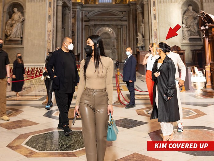 Kim Kardashian tiếp tục bị “ném đá” vì hở hang ở chốn trang nghiêm - Ảnh 4.