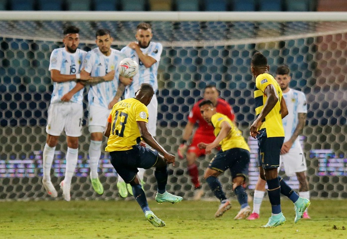 Messi trình diễn siêu hạng, Argentina hạ Ecuador vào bán kết Copa America - Ảnh 1.