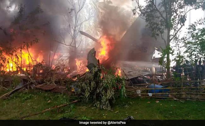 Philippines: Máy bay quân sự hạ cánh trượt đường băng, bốc cháy dữ dội - Ảnh 2.