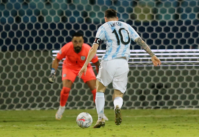 Messi trình diễn siêu hạng, Argentina hạ Ecuador vào bán kết Copa America - Ảnh 3.